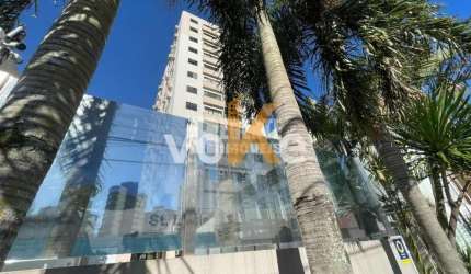 Apartamento no bairro Centro em Florianópolis, com 2 quartos sendo uma suíte e 2 garagens.