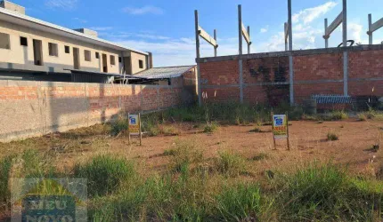 Terreno plano de 120m² em rua asfaltada com sol da manhã