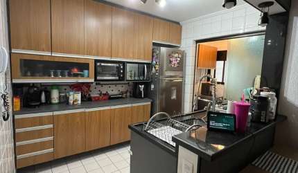 Este imóvel oferece: 3 quartos espaçosos, sendo 1 suíte com varanda: ideal para famílias ou quem busca um ambiente tranquilo para trabalhar em casa; 2 banheiros completos com armários: praticidade e o