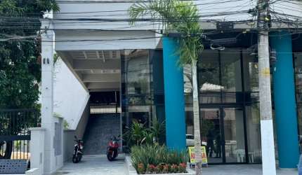 estrutura com 2 pisos , 1050 de loja terreá, piso superior com 750m de estacionamento para 50 vagas.²