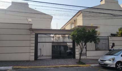 Lindo sobrado em condomínio fechado, projeto muito ela dorado, cômodos grandes , cozinha ampla.