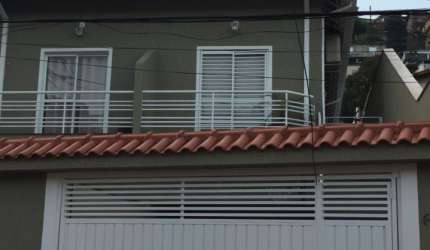 Liindo sobrado pronto para morar Casa assobradada, 2 quartos + 1 suíte, todos os quartos e sala com ar condicionado quente e frio, churrasqueira.
