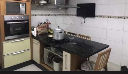 Imóvel com ótima localização, comércio completo ao redor. Rua tranquila, cômodos amplos pé direito alto bem arejada. Cozinha planejada, espaço gourmet, churrasqueira com trio. Janelas amplas todas de 