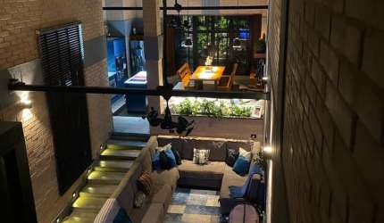 Linda casa estilo LOFT  mais escritório, projeto assinado por designer de interior