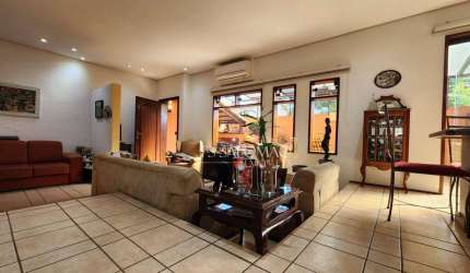 Casa incrível na Vila Ipojuca! 3 suites, 4 vagas de garagem e Varanda Gourmet!