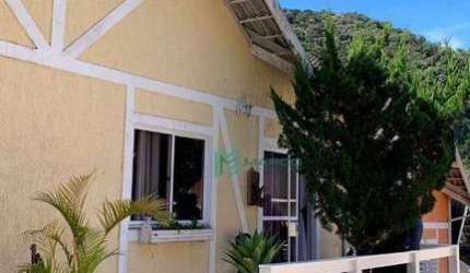 Descubra o seu novo lar dos sonhos! Casa à venda em condomínio exclusivo com piscina, sauna e churrasqueira. Esta espetacular residência de 99m² ofere