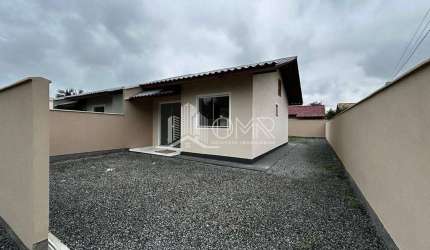 CASA COM AMPLO ESPAÇO DE TERRENO NA PRAIA DE BARRA VELHA /SC