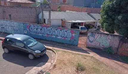 Lote/Terreno próximo a Orla Morena com duas casas