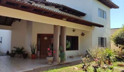 Sobrado para venda tem 280 metros quadrados com 6 quartos em Centro - Alta Floresta - MT