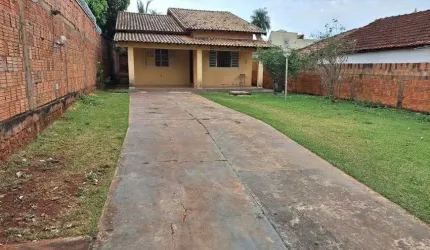 Casa térrea ótima localização ao lado da Orla Morena medindo 10x40, com amplo espaço no Quintal