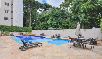 Este é um imóvel excelente. Tem três dormitórios (sendo uma suíte), sala para dois ambientes, varanda, banheiro social, cozinha, lavanderia e uma garagem coberta e exclusiva. Os móveis planejados perm