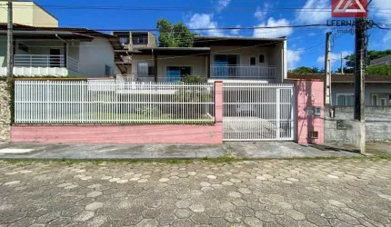 Casa com 3 dormitórios, sendo 1 suíte à venda, 220 m² por R$ 850.000 - Velha - Blumenau/SC