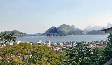 Linda Casa com vista mar na Rua Clara Nunes em São Francisco - Niteroi.