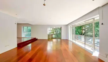 Apartamento no Jardim América - com amplo living e varanda