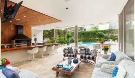 Casa Exclusiva no Jardim Europa - 5 suites, piscina, sauna e academia
