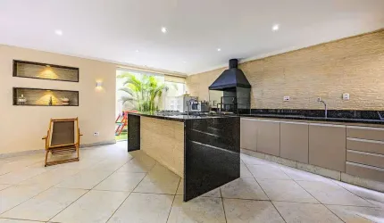 Casa na Vila Romana - com piscina, área gourmet e consultório