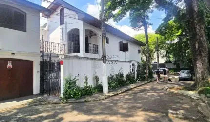 Casa de Vila no Jardim Paulista - com segunça em rua arborizada