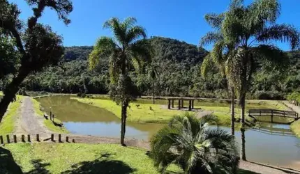 Terreno em Condomínio Fechado com Casas de Alto Padrão