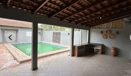 Casa sobrado com suítes e armários planejados e piscina