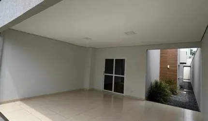 Casa térrea com armários planejados e churrasqueira e piscina