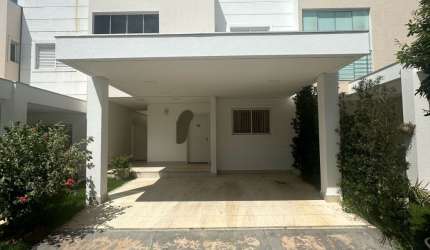 Casa em condomínio com 3 suítes e armários planejados