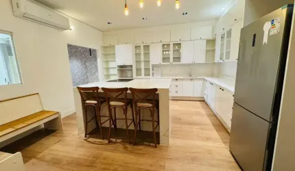 Casa em condomínio com 3 quartos sendo 1 suíte e armários planejados
