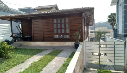 Sobrado Aconchegante com Piscina e Churrasqueira no Condomínio Aruã