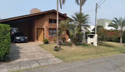 Casa Rústica com 5 Dormitórios, Churrasqueira e Campo de Futebol no Condomínio Aruã