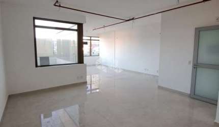 Sala comercial medindo 48m2 privativos no bairro Floresta