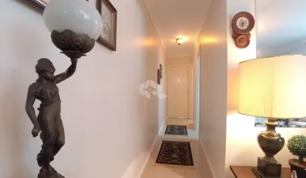 VENHA CONHECER ESTE BELO APARTAMENTO REFORMADO E SEMI MOBILIADO COM 2 DORMITÓRIOS ILUMINADO E AREJADO!