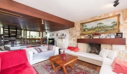 CASA DE 5 DORMITÓRIOS /SUÍTES E 4 VAGAS NO BAIRRO TRÊS FIGUEIRAS