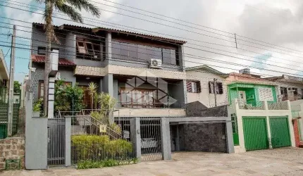 Casa alto padrão 5 dormitórios, 2 suítes no bairro Vila Jardim