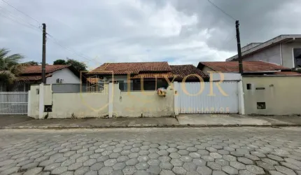 Casa localizada na Meia Praia em Navegantes SC,  2 casas no terreno, piscina.