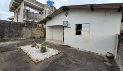 Casa localizada no centro de Navegantes SC,  são 2 casas contendo 2 dormitórios cada, á poucos metros da praia.