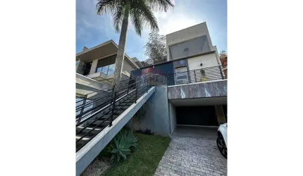 CASA EM CONDOMINIO 4 SUÍTES