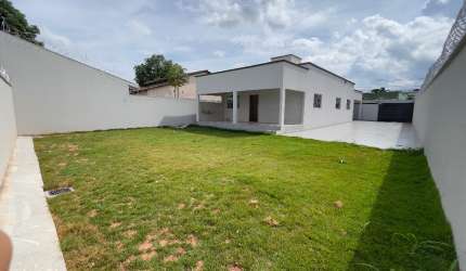 Linda casa c 3/4 sozinha no lote no Bairro Cardoso