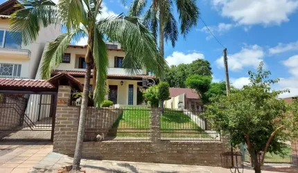 ÓTIMA CASA COM PISCINA PRÓXIMO AO CENTRO