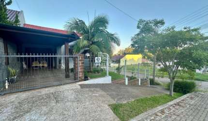 CASA GEMINADA DE ESQUINA E COM  PÁTIO EM VERA CRUZ