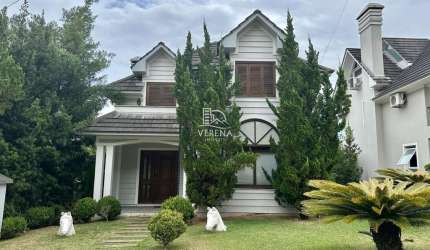 CHARMOSA CASA EM CONDOMÍNIO FECHADO