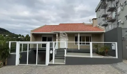 CASA CENTRAL COM AMPLO PÁTIO E PISCINA AQUECIDA