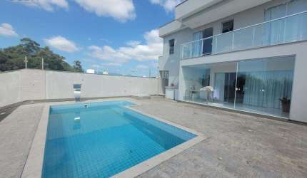 Casa em condomínio fechado com 2 suítes e piscina.