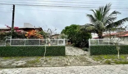 CASA EM SÃO FRANCISCO DO SUL, UBATUBA A POUCOS METROS DO MAR.