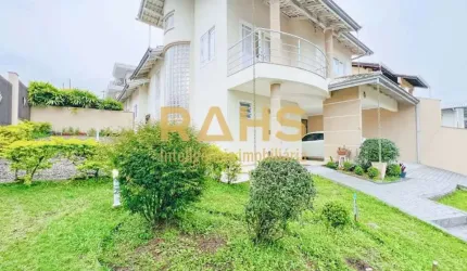 Sobrado Averbado com mais de 266m² em terreno de 408,27 m², sendo 1 suíte mais 3 quartos, 2 vagas de garagem coberta e espaço para mais 4 vagas desco