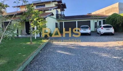Sobrado averbado a venda no melhor do Espinheiros com 4 quartos, sendo 2 suítes,2 vagas de garagem coberta e espaço para 4 descoberta.