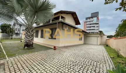 Sobrado com 3 dormitórios no bairro Anita Garibadi
