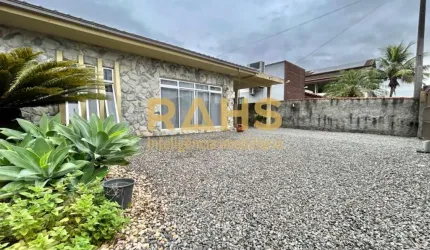 Casa com 3 quartos sendo 1 suíte, 3 vagas de garagem, área de churrasqueira e amplo quintal à venda no Bairro Jardim Iririú.