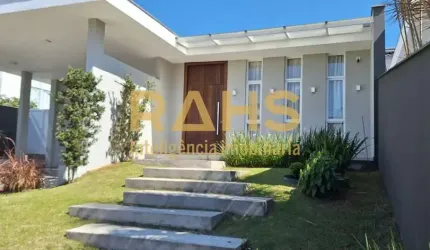 Casa plana e averbada em  condomínio fechado, 3 suítes, Glória, piscina com aquecimento solar