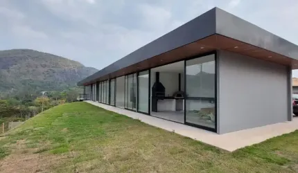 Linda residencial recém construída em Itaipava