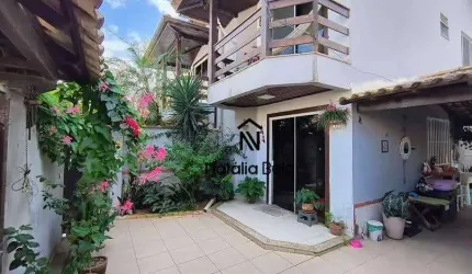 Casa em bairro nobre a poucos metros da praia