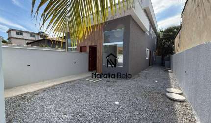 Casa linear em meio terreno perto da Rodovia